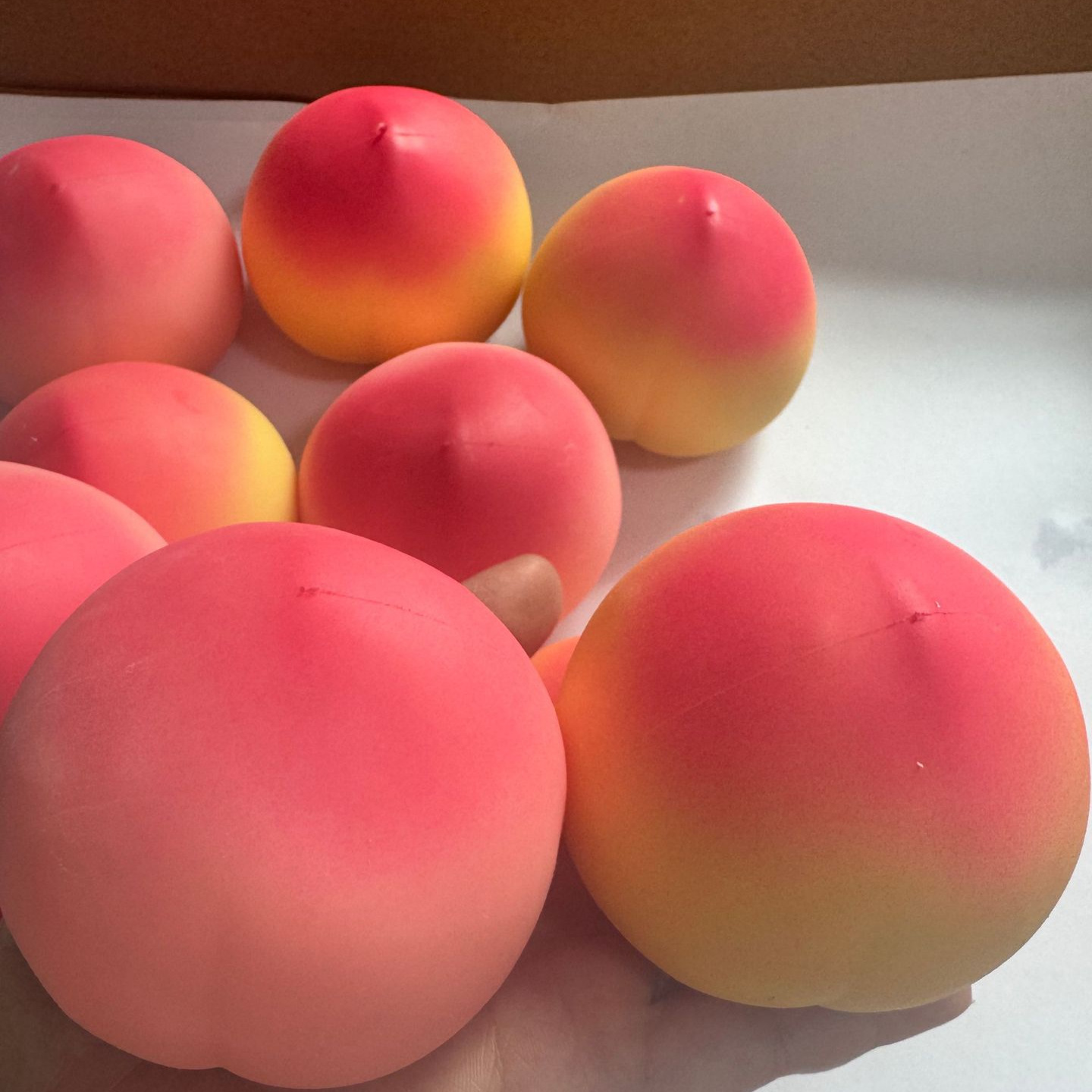 サクサク音がするピーチフルーツスクイーズ玩具 – 大人向けの - Party Games Ideas のレビューと価格